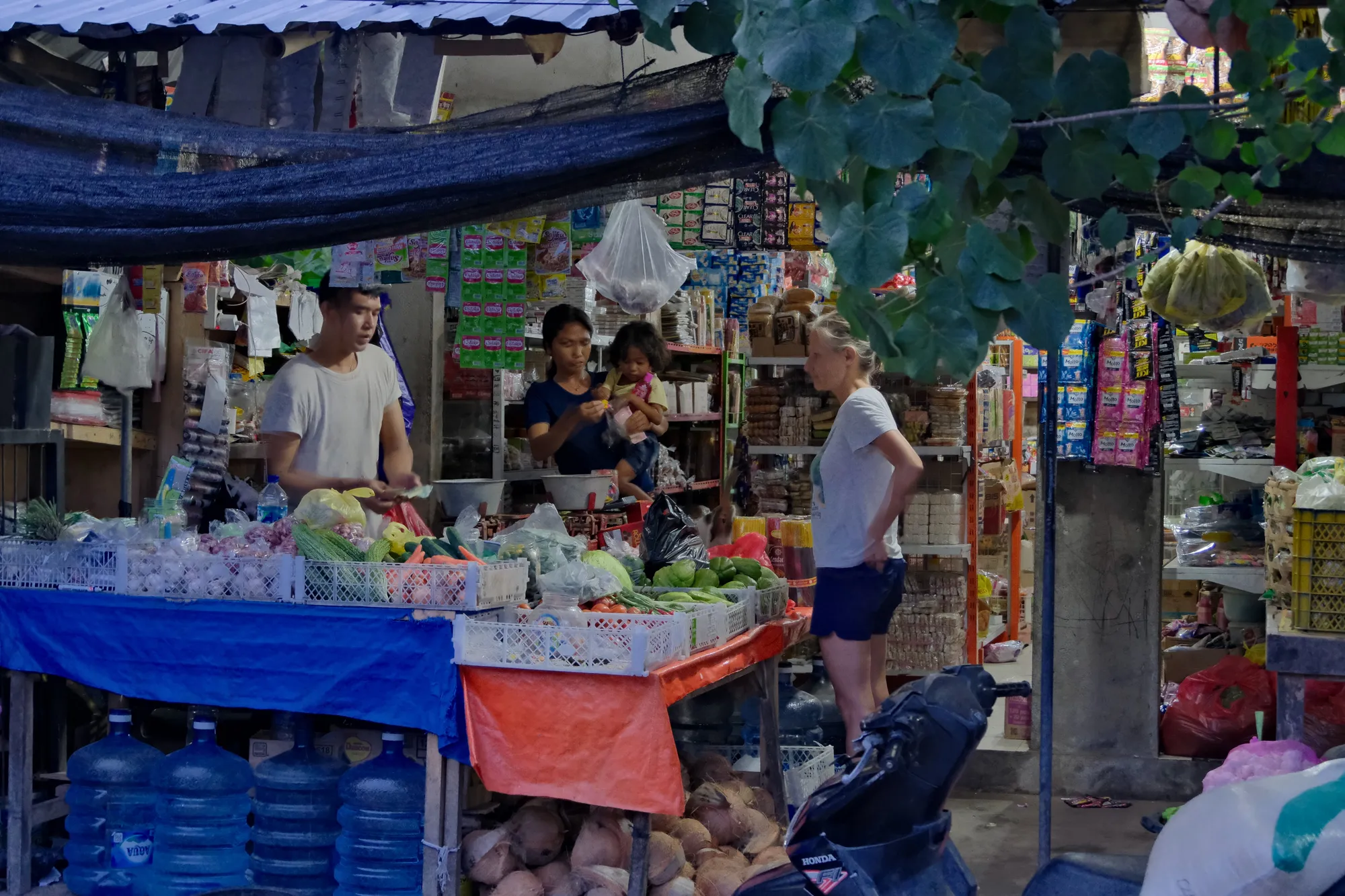 Exploring Bangle highlands, Amed shopping at a local food stand